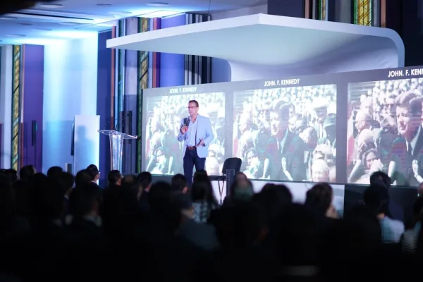 Rodrigo del Val dando una conferencia frente a público corporativo.