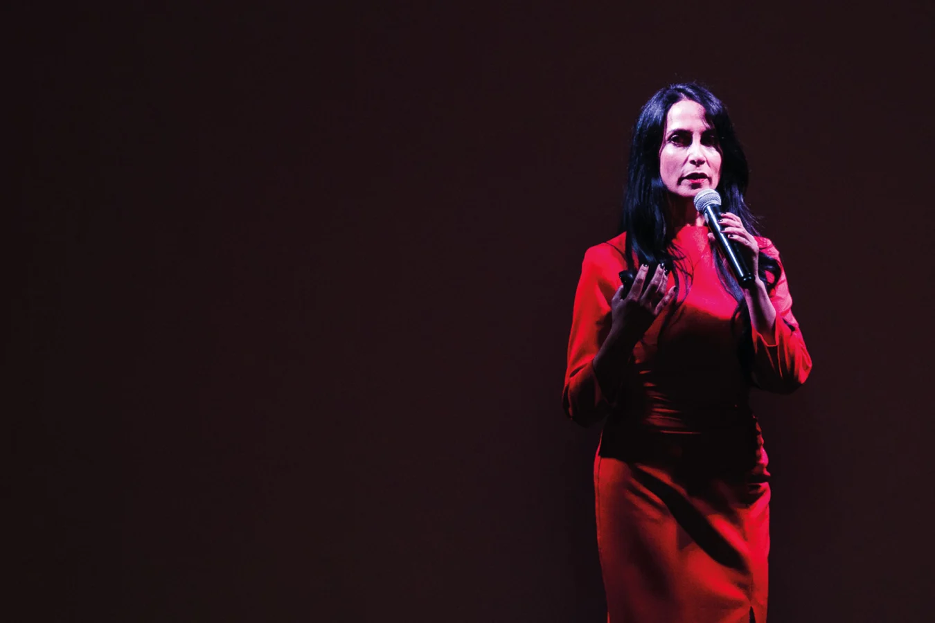 Karen Montalva presentando ante una audiencia