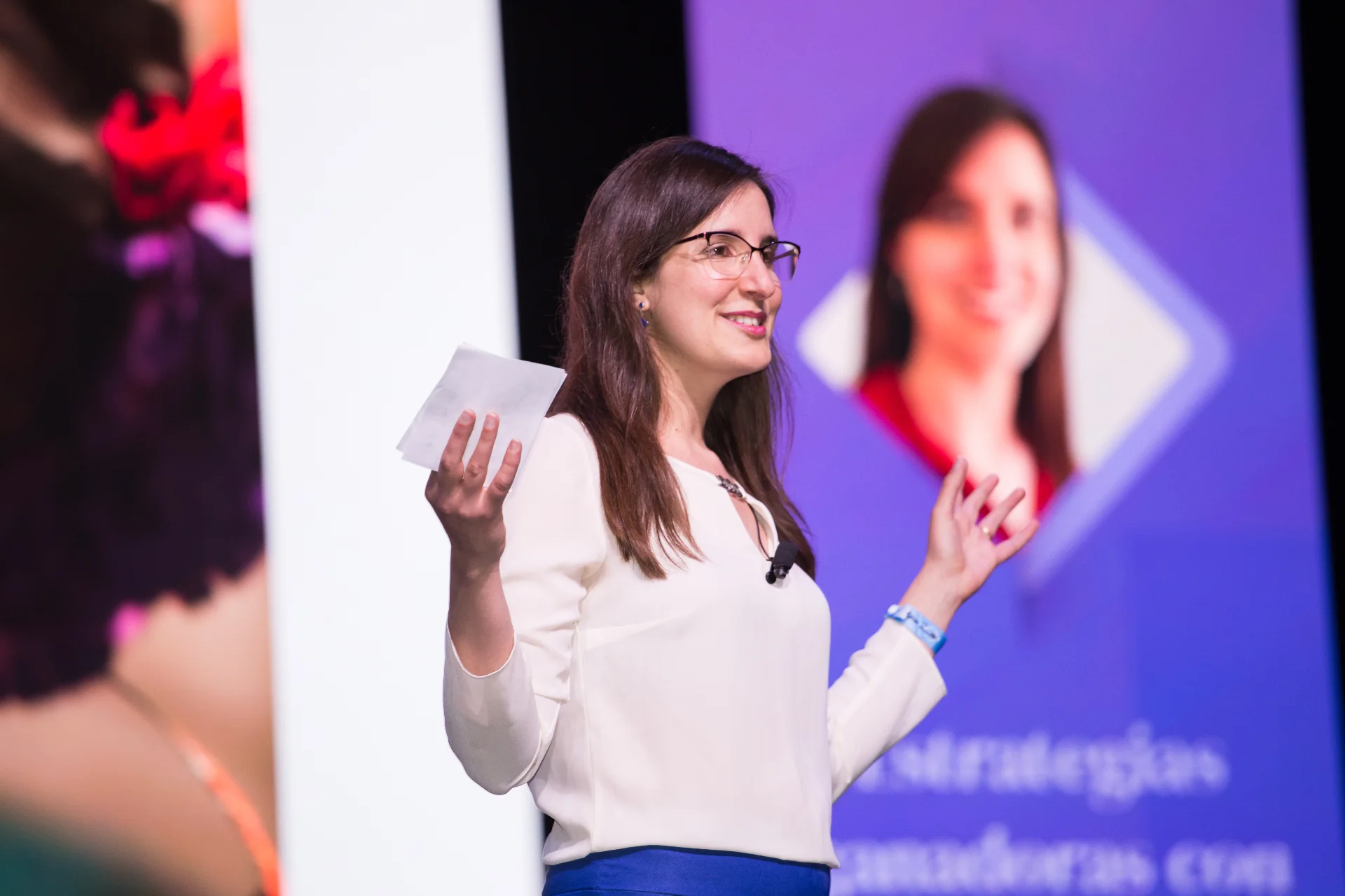 Ximena Hernández Buffa explicando una herramienta ante una audiencia