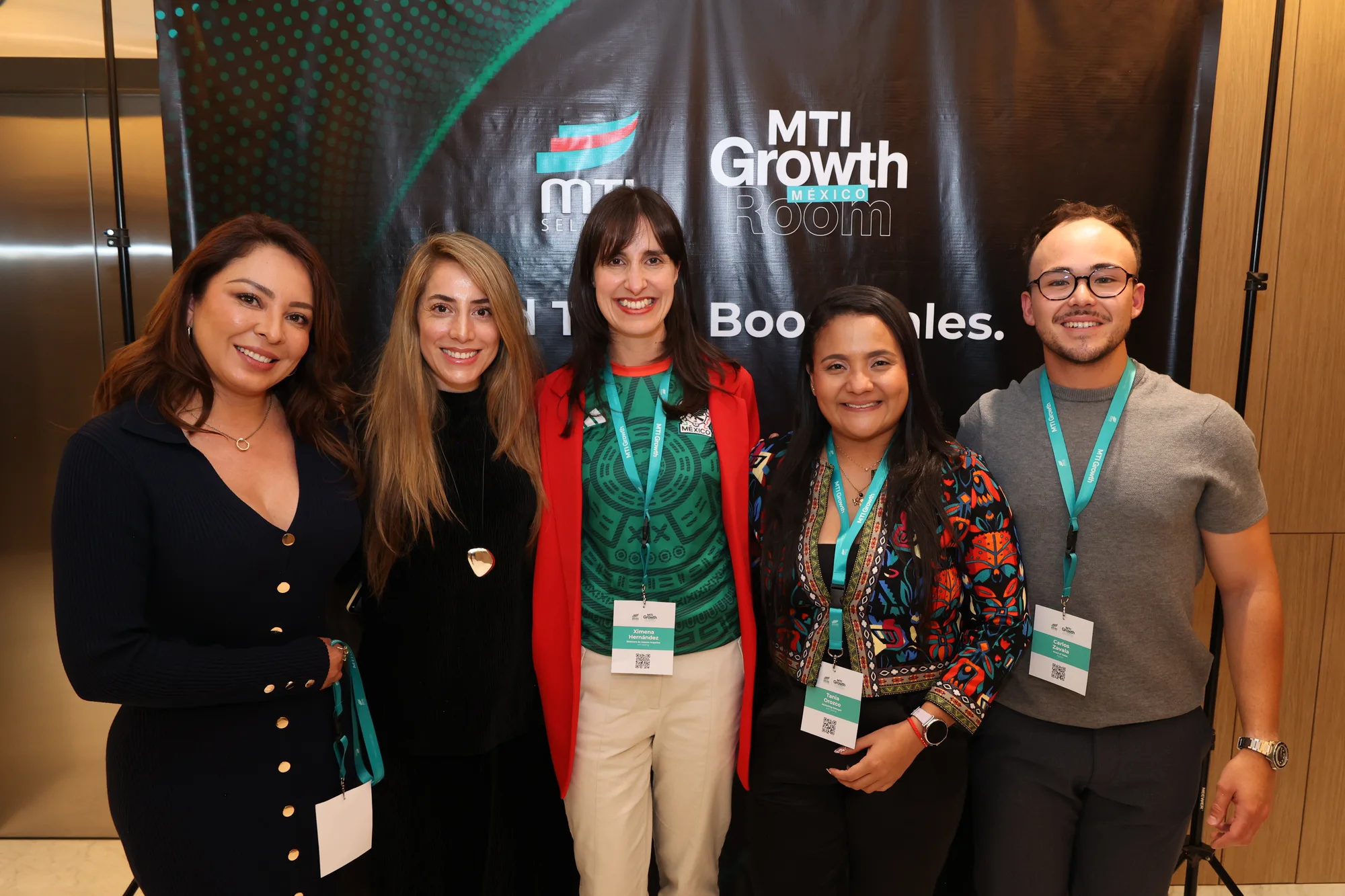 Ximena Hernández Buffa con participantes de MTI Growth Room