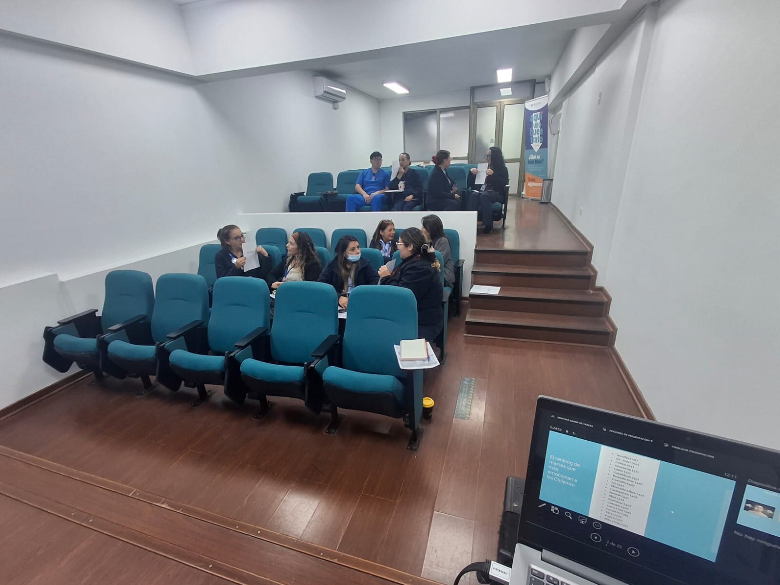Stephany Palominos durante capacitación en Hospital Clínico Viña del Mar.